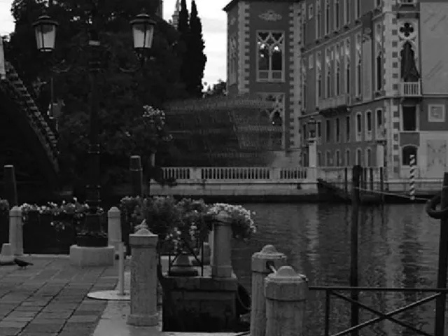 10 Gnomes in Venice